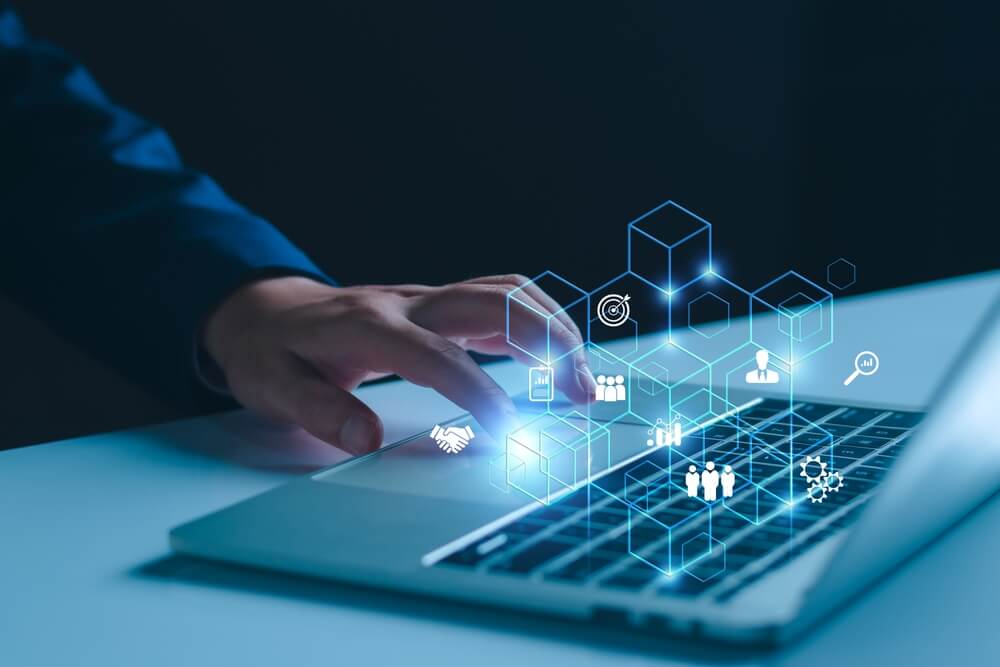 computador com símbolos da tecnologia blockchain junto ao mercado cripto