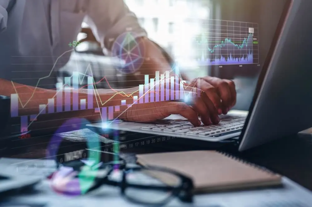 Uma pessoa no computador analisando dados de ativos do mundo real que passaram pelo processo de tokenização